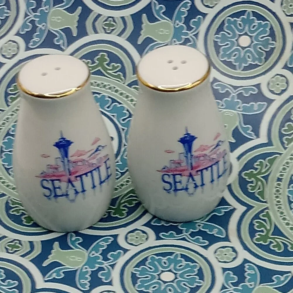 Souvenir SEATTLE WASHINGTON Space Needle Ceramic Salt & Pepper Shakers White 3